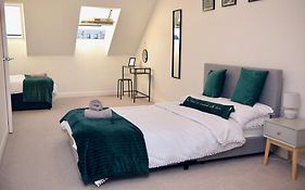 Modern House In City Centre With Private Parking And Gated Property
